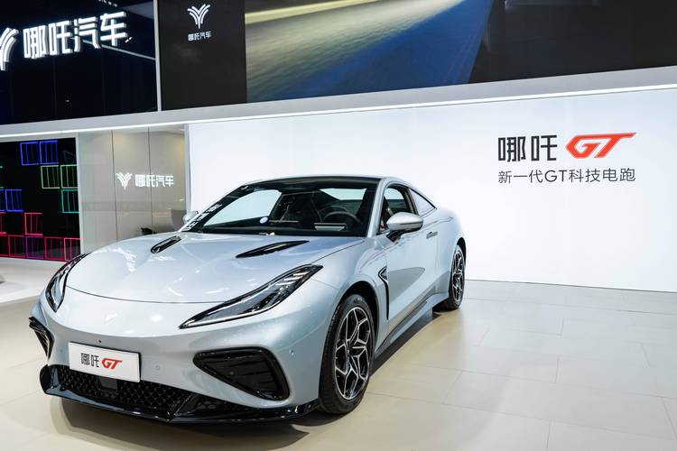 成都314哪吒汽车在智能汽车领域的表现，领途汽车在新能源汽车市场中的影响力